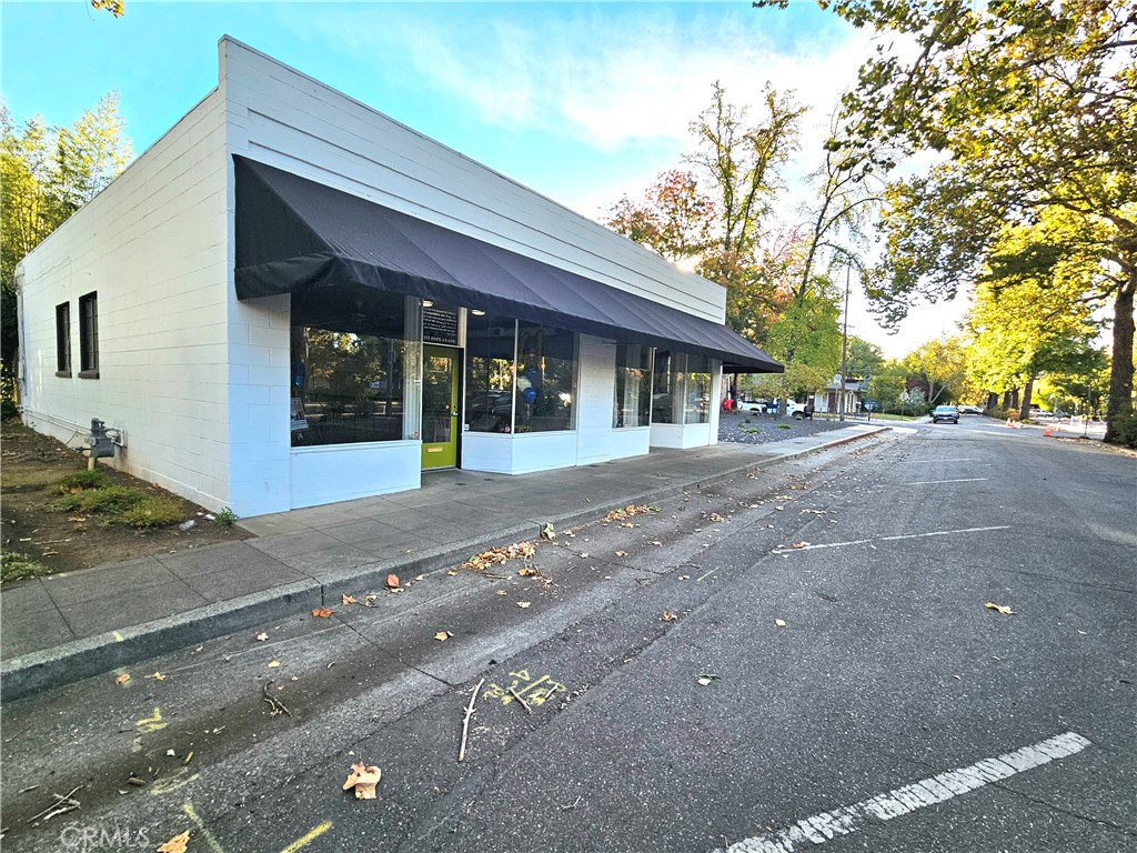 Fully remodeled office / retail space. Great location fronting onto the Esplanade with excellent visibility, easy access, and ample street parking. Adjacent to many long term successful businesses such as Red Tavern, Edward Jones, Improvements are available. Strong zoning and flexible floorplan makes this a great fit for a variety of retail and office uses.