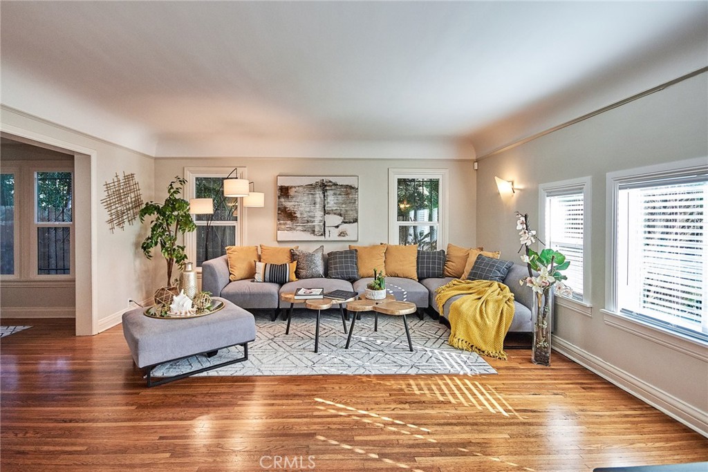 6669 De Longpre Avenue