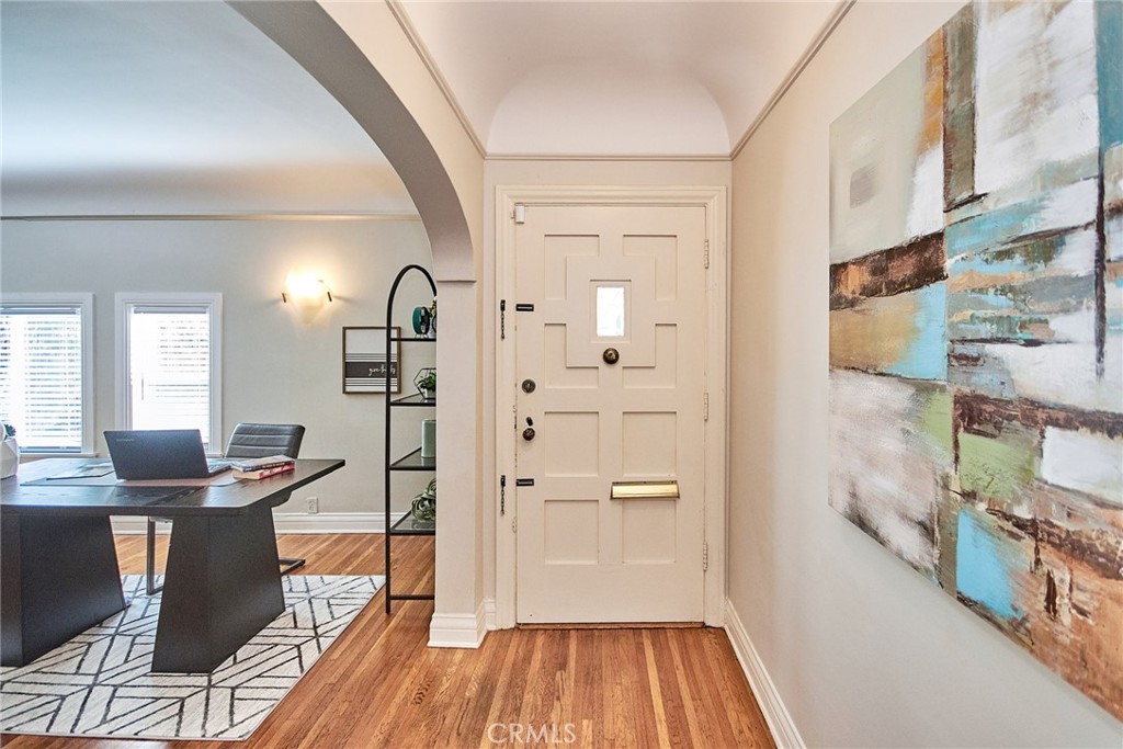 6669 De Longpre Avenue