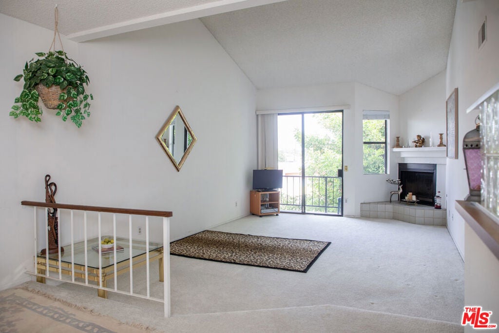 6323 Reseda Boulevard 44
