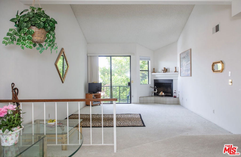 6323 Reseda Boulevard 44