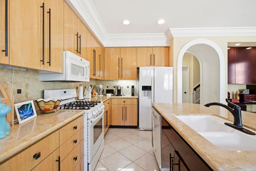 6056 Paseo Pradera