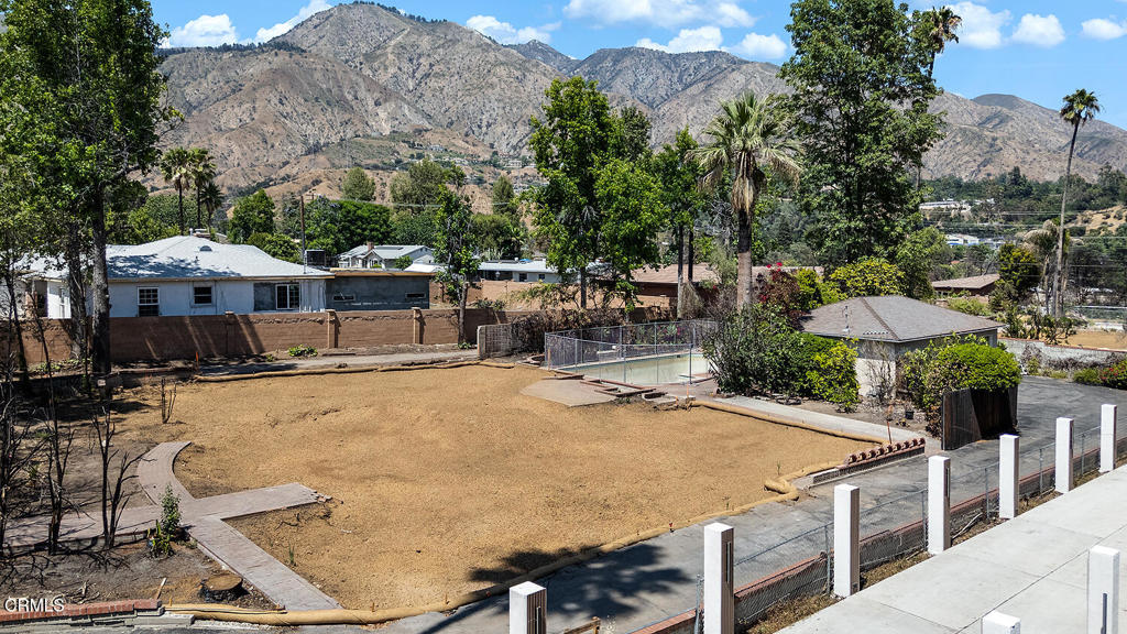 1536 N Altadena Dr
