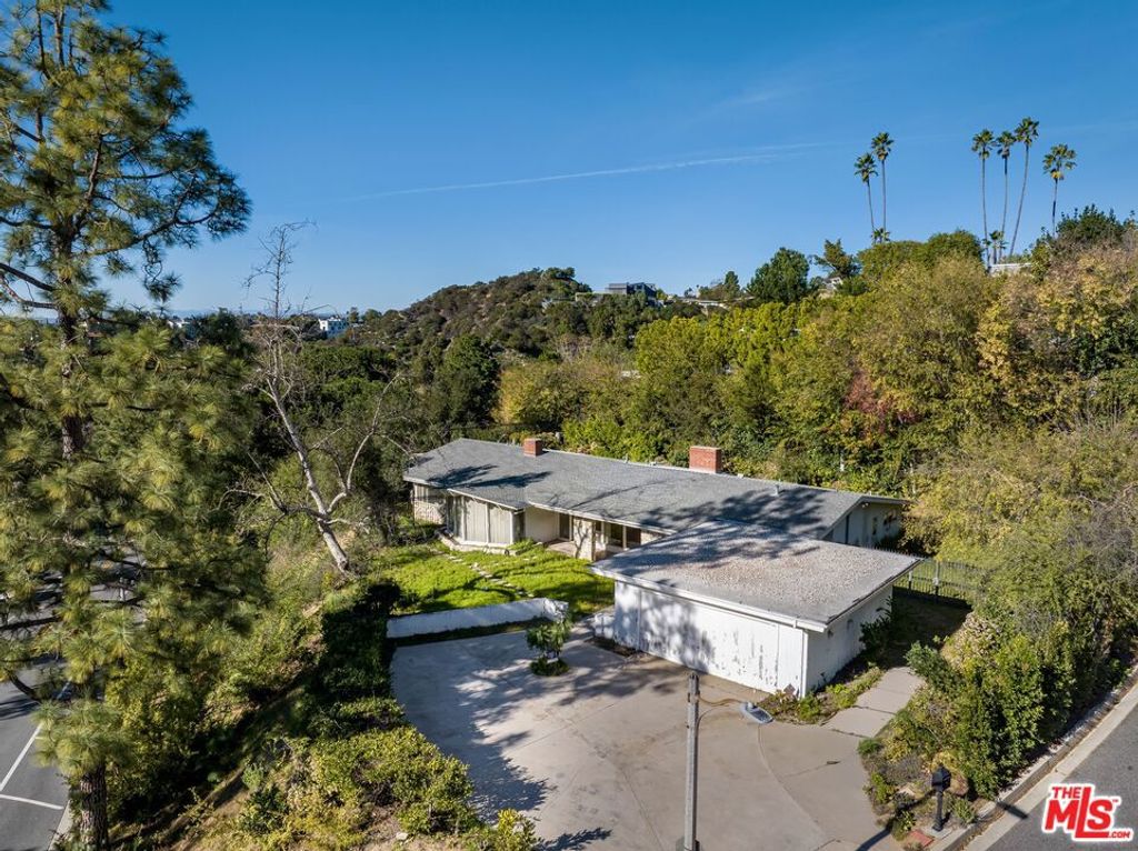 Photo of 1950 Loma Vista Drive, Beverly Hills, CA 90210 (MLS # 26656073)