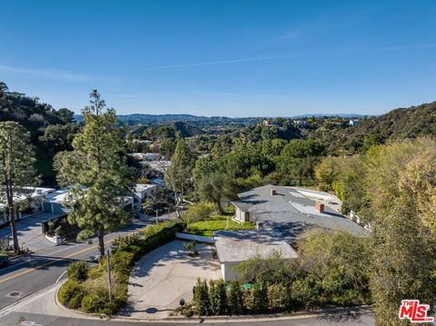 Photo of 1950 Loma Vista Drive, Beverly Hills, CA 90210 (MLS # 26656073)