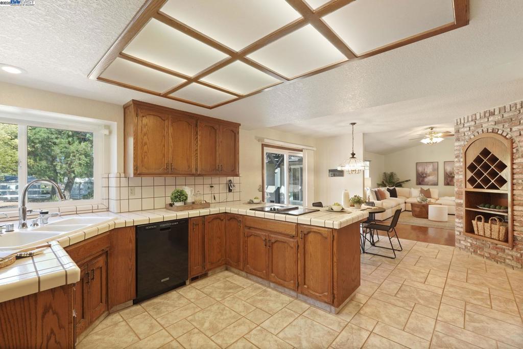 LOS RANCHOS EST - Residential