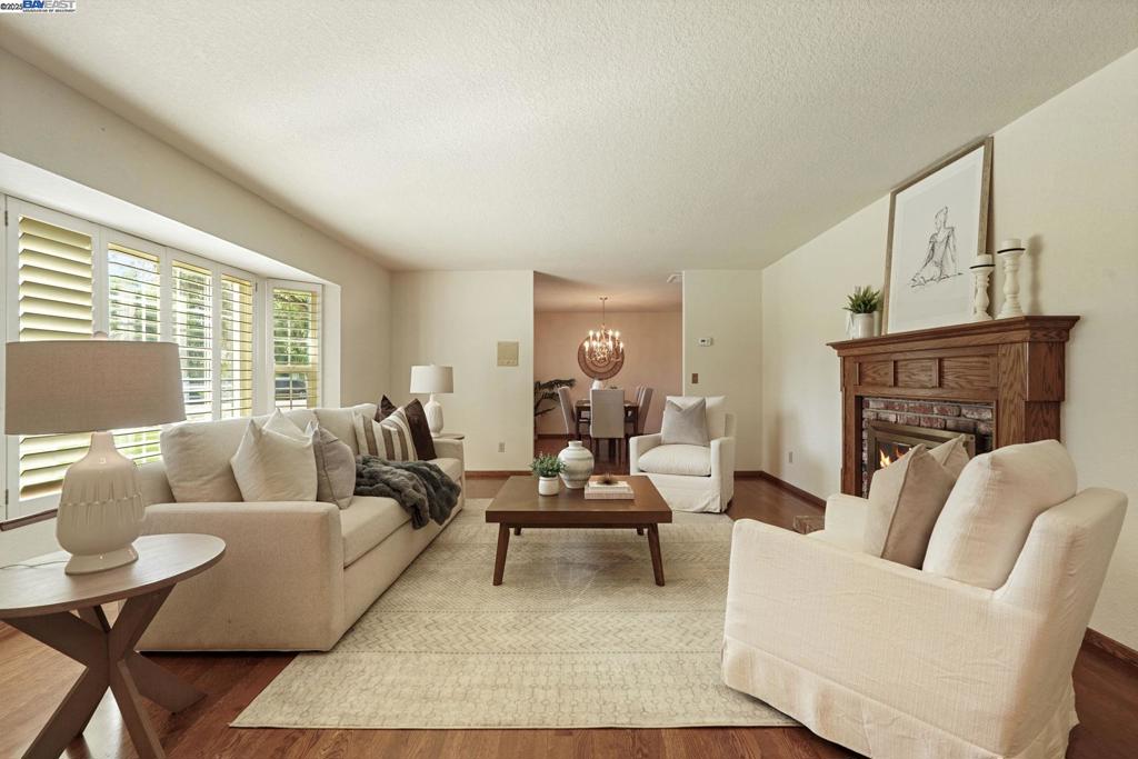 LOS RANCHOS EST - Residential