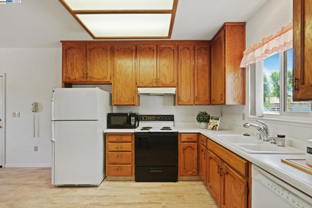 LOS RANCHOS EST - Residential