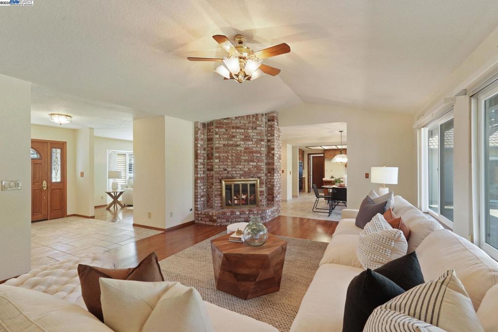 LOS RANCHOS EST - Residential