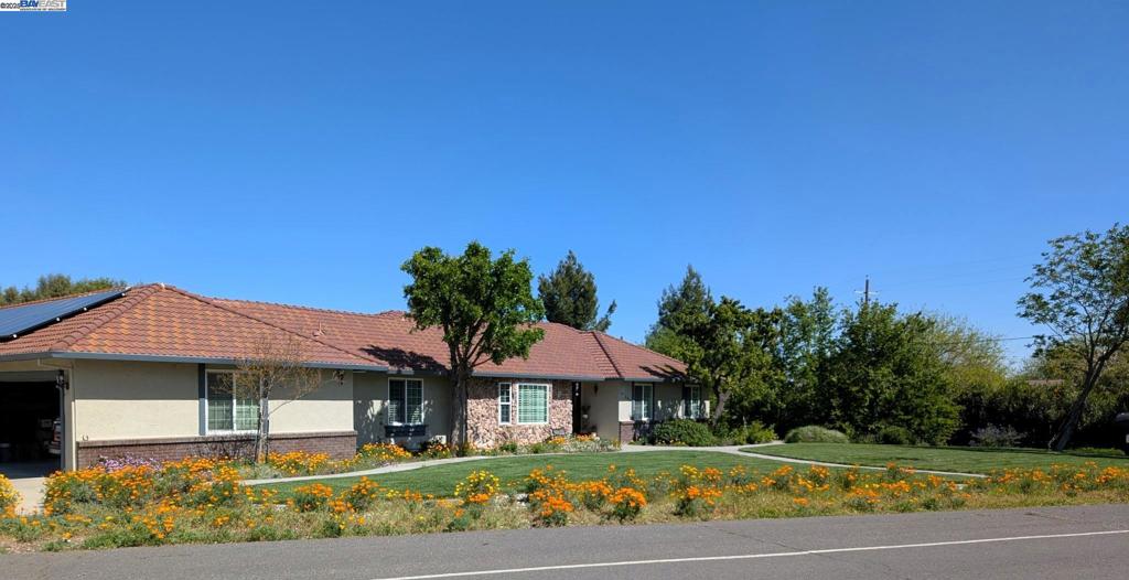 LOS RANCHOS EST - Residential
