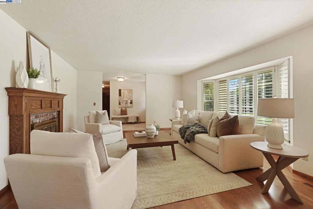 LOS RANCHOS EST - Residential