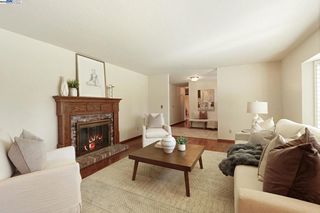 LOS RANCHOS EST - Residential