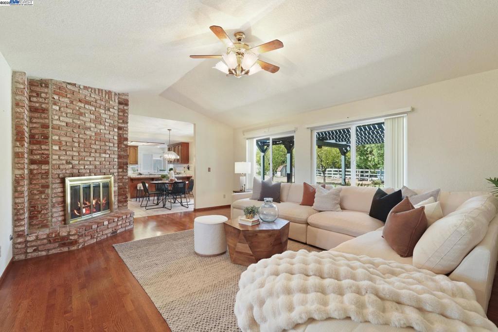 LOS RANCHOS EST - Residential
