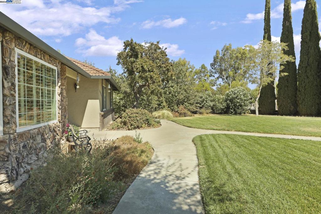 LOS RANCHOS EST - Residential