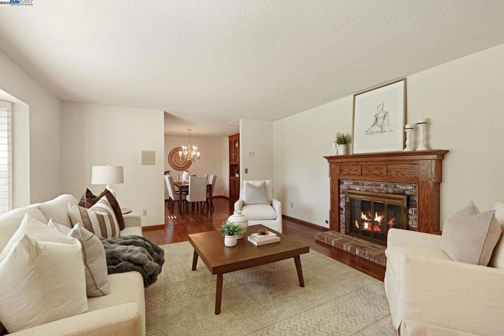 LOS RANCHOS EST - Residential