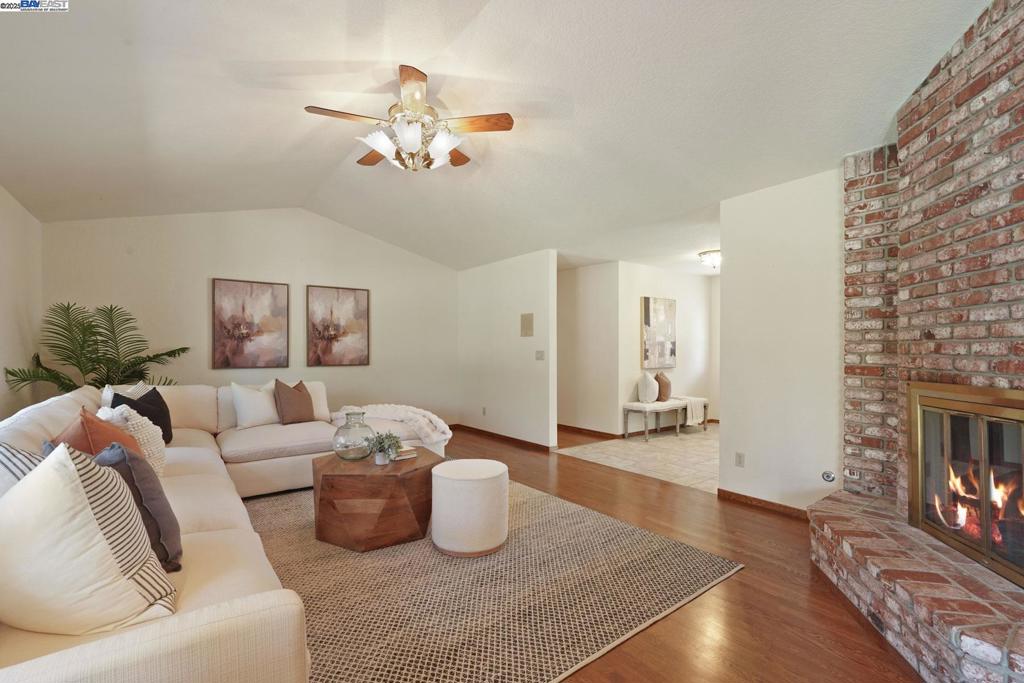 LOS RANCHOS EST - Residential