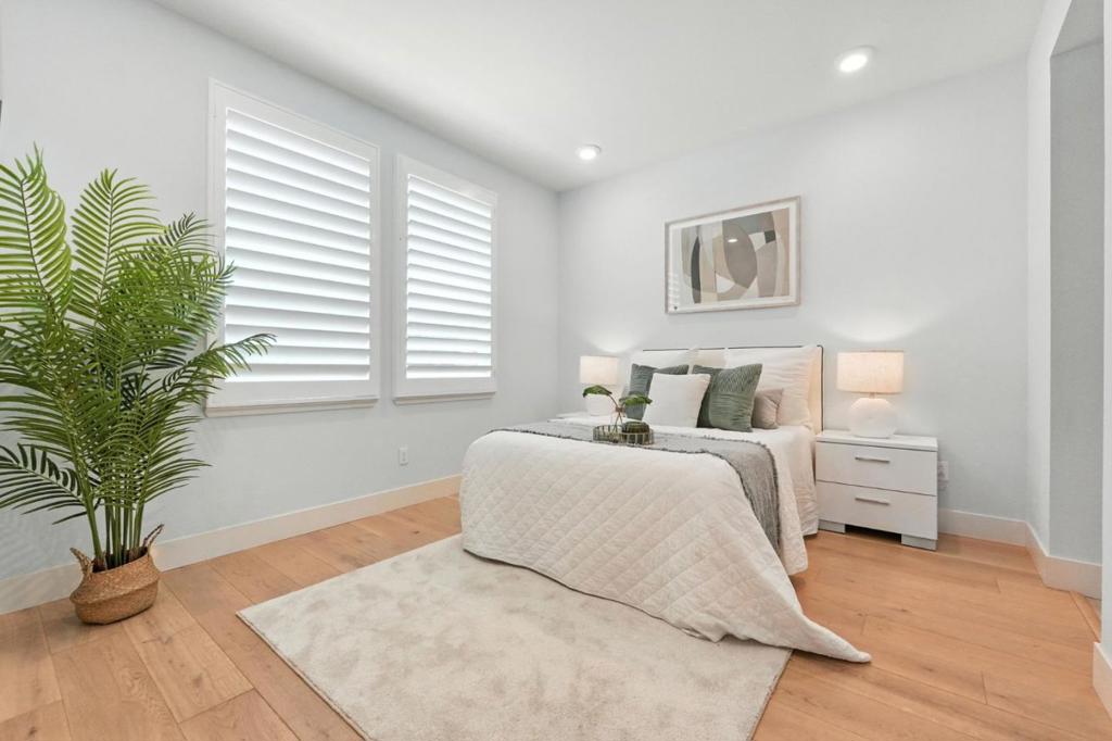 895 De Guigne Drive 2