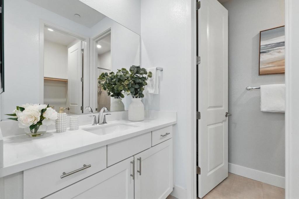 895 De Guigne Drive 2