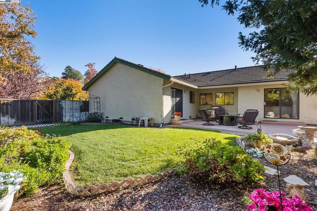 PLEASANTON MDWS - Residential