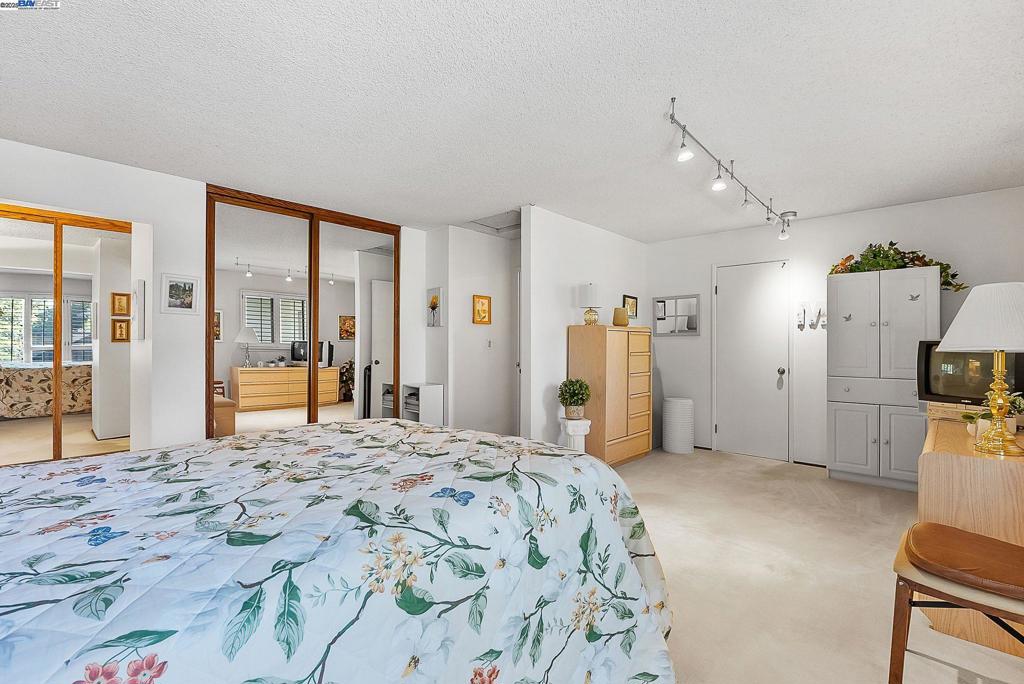 PLEASANTON MDWS - Residential