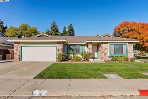Photo of 3803 Cheshire Ct Ct, Pleasanton, CA 94588 (MLS # 41118407)