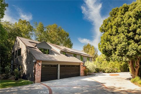 Photo of 4851 Corbin Avenue, Tarzana, CA 91356 (MLS # SR25241505)
