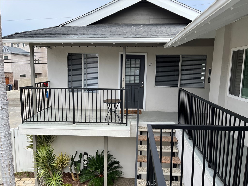 PRICE REDUCED.
Unique Opportunity, Surrounded by $2 to $3+ Million dollars homes
Short Walk to the Beach, Enjoy the active life in the Most Vibrant City in Orange County. Beach Volleyball, Surfing, Cycling, and Extended beach walks. Two bedrooms, One full Bath, Second story entry, Laminate flooring throughout, Granit kitchen counter top with eating area by the kitchen. Short walk to Main Street shopping and entertainment. One car Garage plus one assigned parking space.Unit does NOT share walls with other units. Built on top of Garages.
HOA pays water, trash, outside electric and exterior insurance.