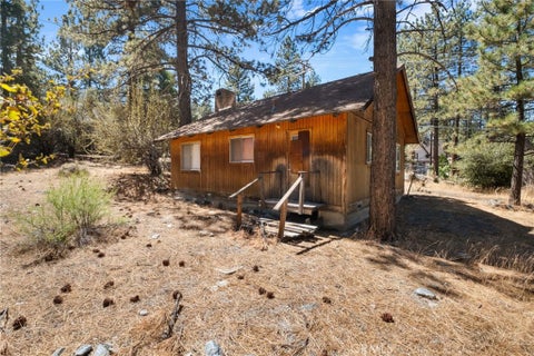 Photo of 5761 Sheep Creek Dr, Wrightwood, CA 92397 (MLS # CV26214331)