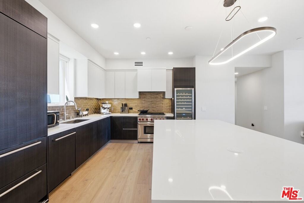 505 S Barrington Avenue 406