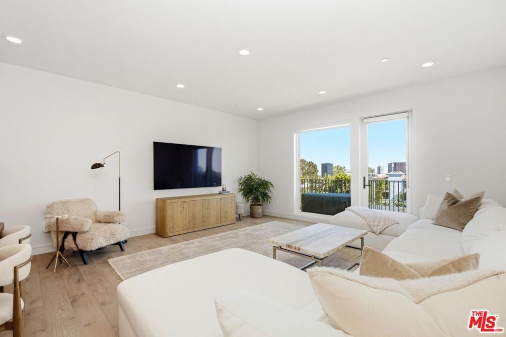 505 S Barrington Avenue 406