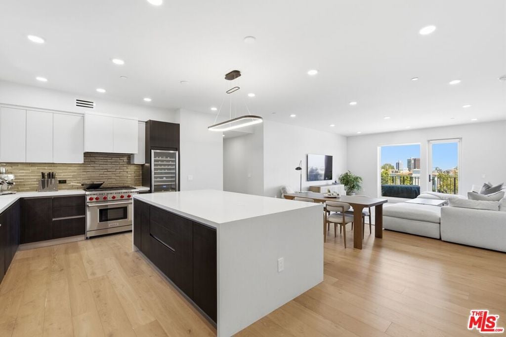 Photo of 505 S Barrington Avenue #406, Los Angeles, CA 90049 (MLS # 26987453)