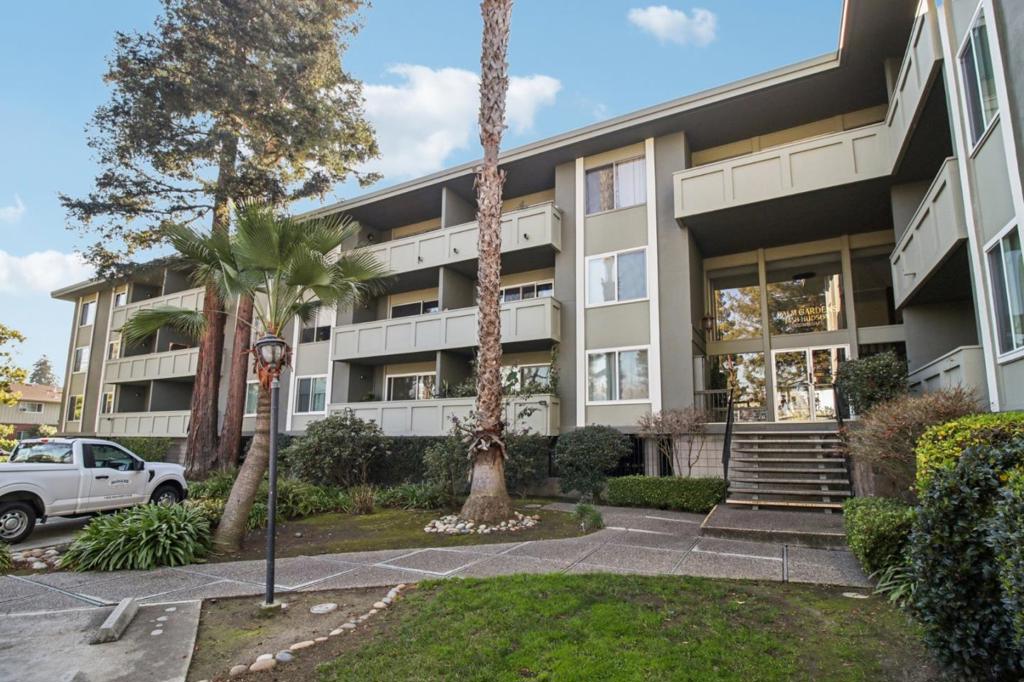 1458 Hudson Street 207