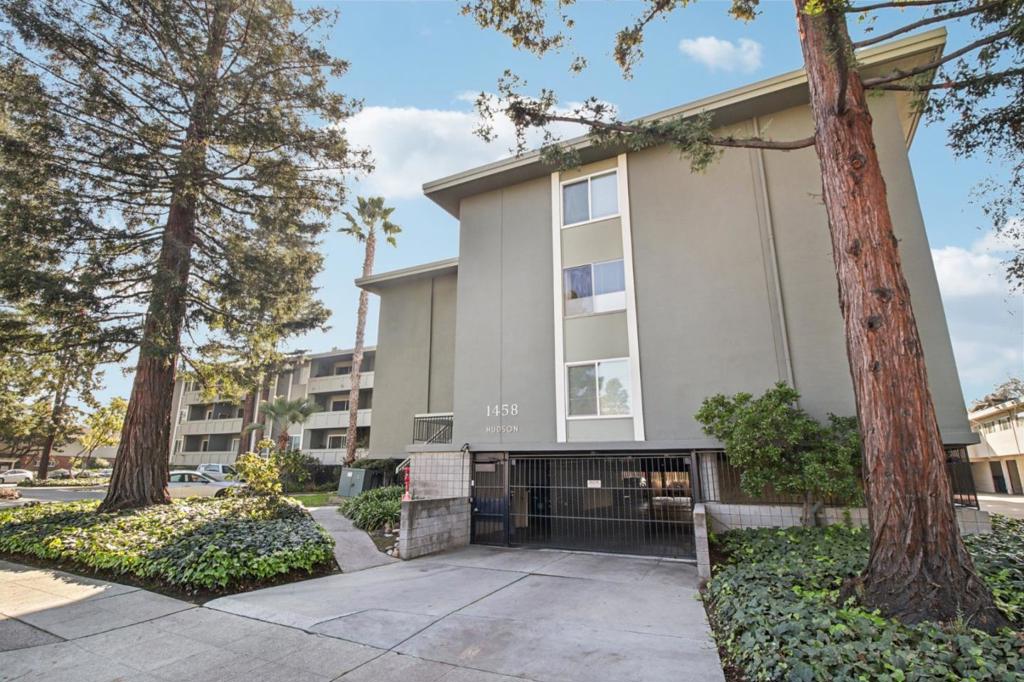 1458 Hudson Street 207