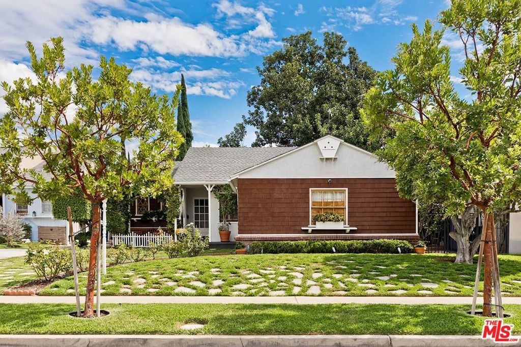 Photo of 6910 Cantaloupe Avenue, Van Nuys, CA 91405 (MLS # 25615219)