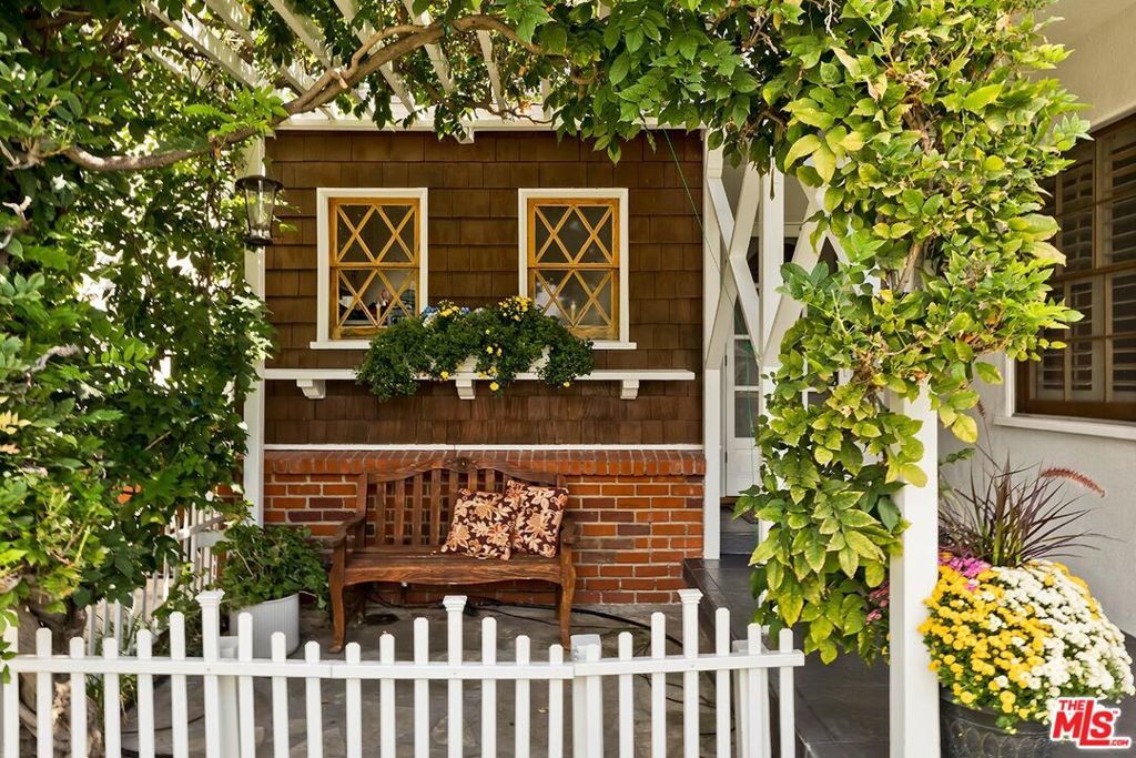 Photo of 6910 Cantaloupe Avenue, Van Nuys, CA 91405 (MLS # 25615219)