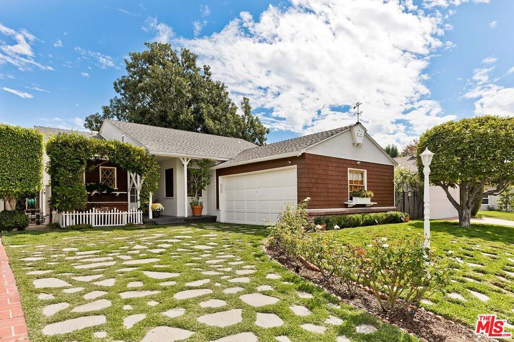 Photo of 6910 Cantaloupe Avenue, Van Nuys, CA 91405 (MLS # 25615219)