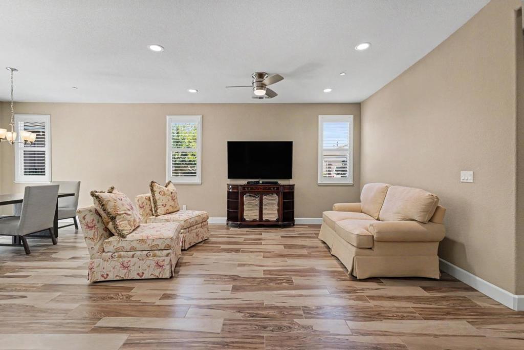 875 Waterbird Place