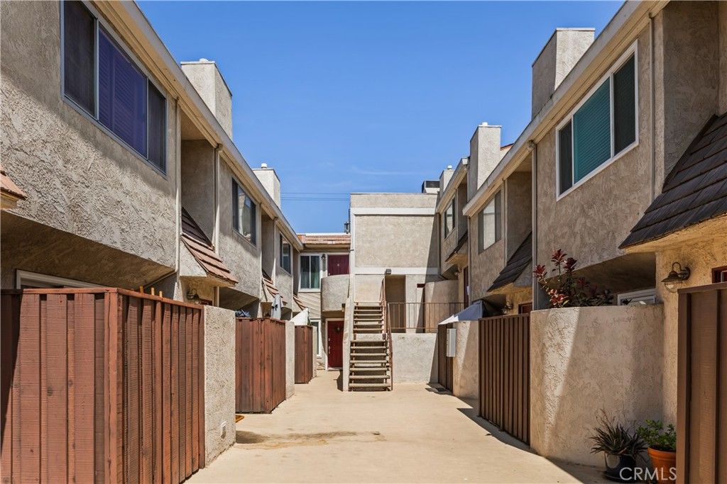 Photo of 4230 Whitsett Avenue #6, Studio City, CA 91604 (MLS # BB25136111)