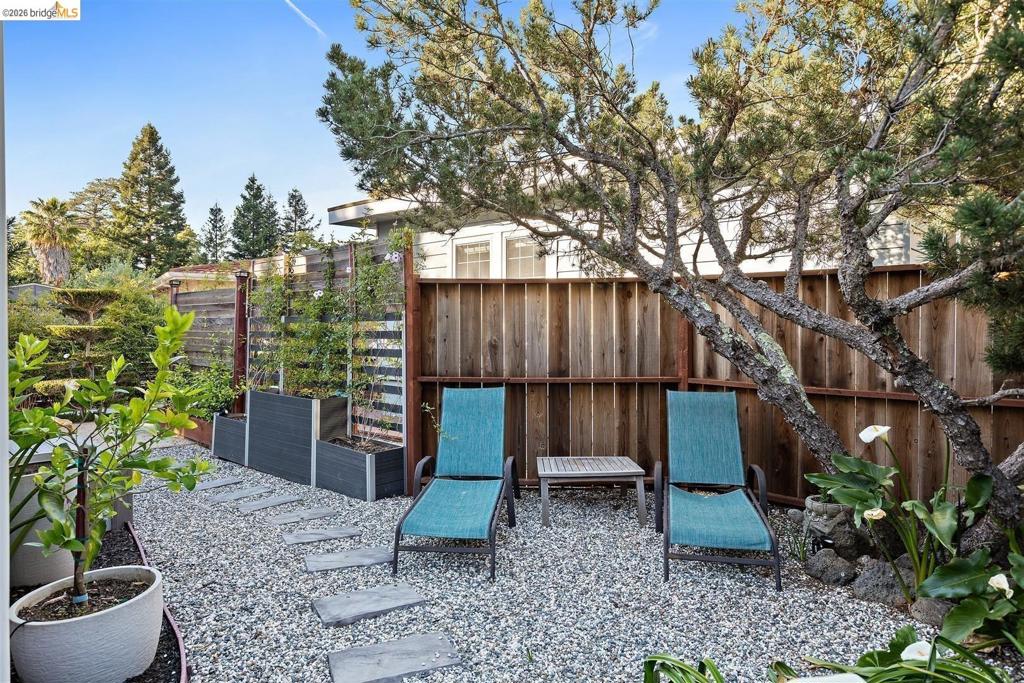 319 N San Pedro Rd