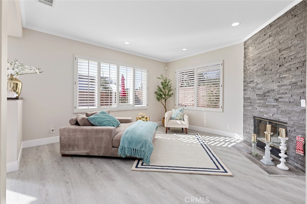 Lorie - Residential