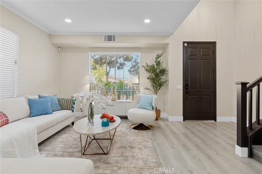 Lorie - Residential