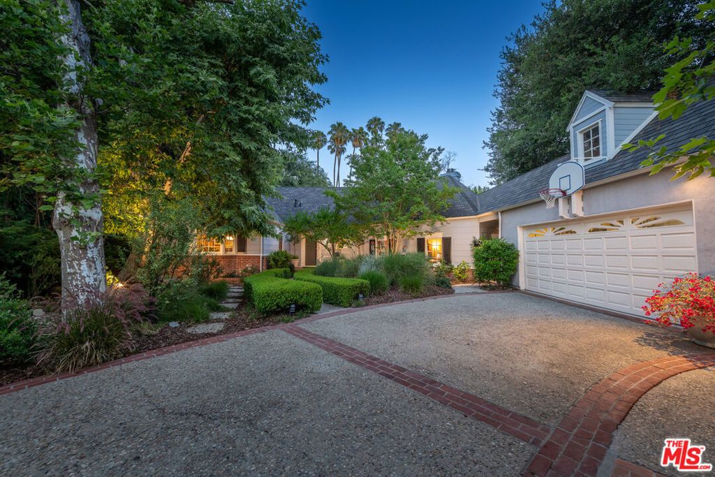 Photo of 4722 Noeline Avenue, Encino, CA 91436 (MLS # 25576649)