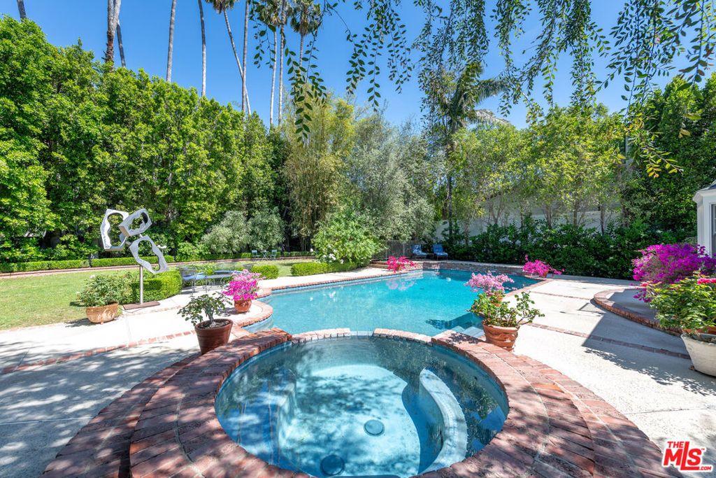 Photo of 4722 Noeline Avenue, Encino, CA 91436 (MLS # 25576649)