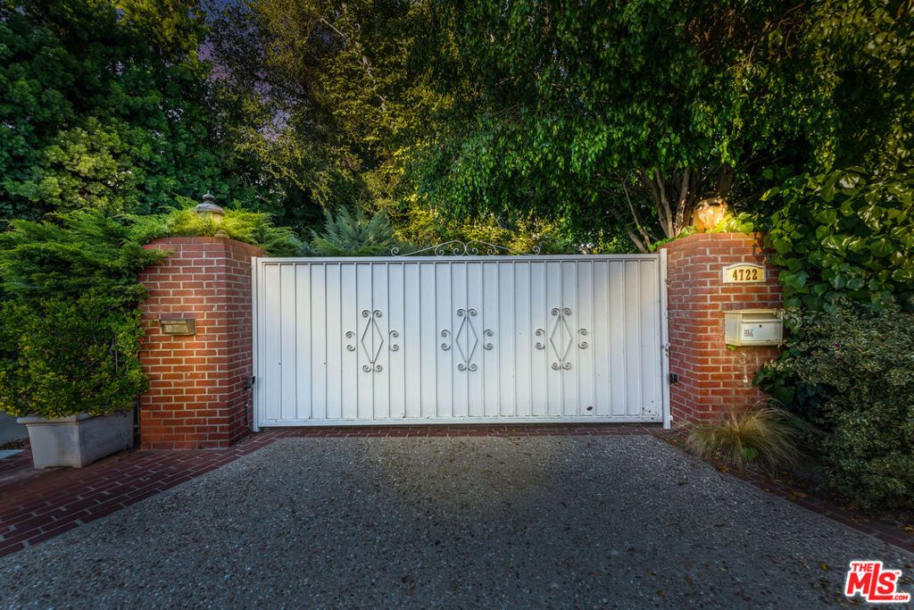 Photo of 4722 Noeline Avenue, Encino, CA 91436 (MLS # 25576649)