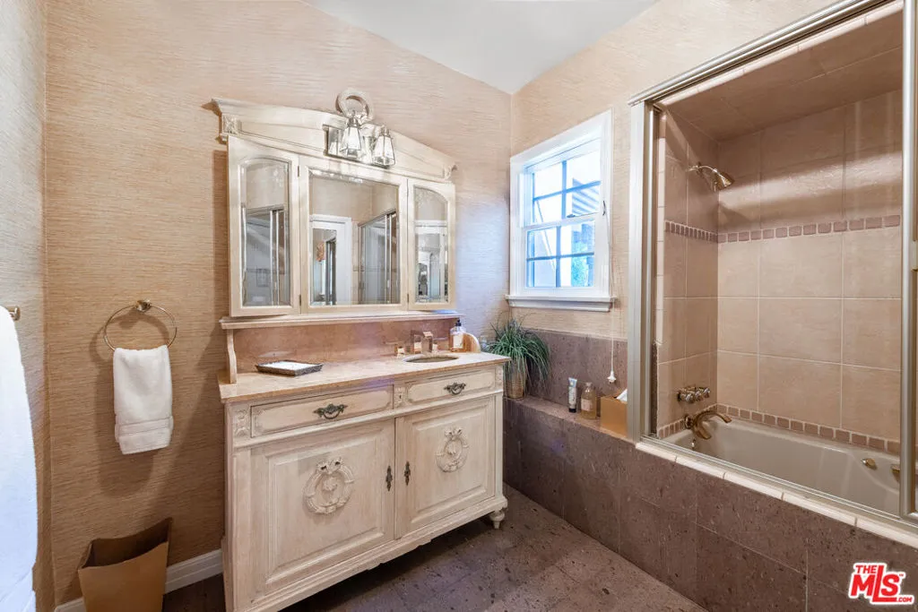 Encino, California 91436, United States, 4 Bedrooms Bedrooms, ,4 BathroomsBathrooms,Residential,Active,189005