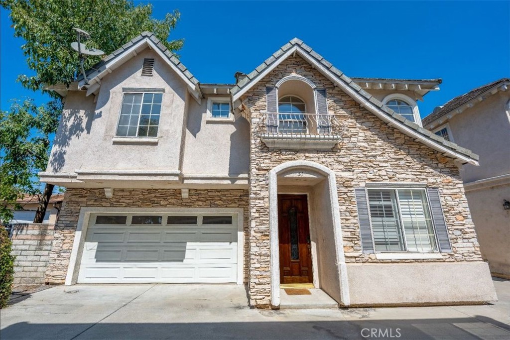 Well maintained and small community detached townhouse, easy access Freeway and easy local businesses. Well maintained with open floor plan. Unit features 3 bedrooms, 2.5 bath, primary suit has his/her closets, soaking tub, shower separated. Upstairs with a good size loft, lots of nature light. Don't miss it.