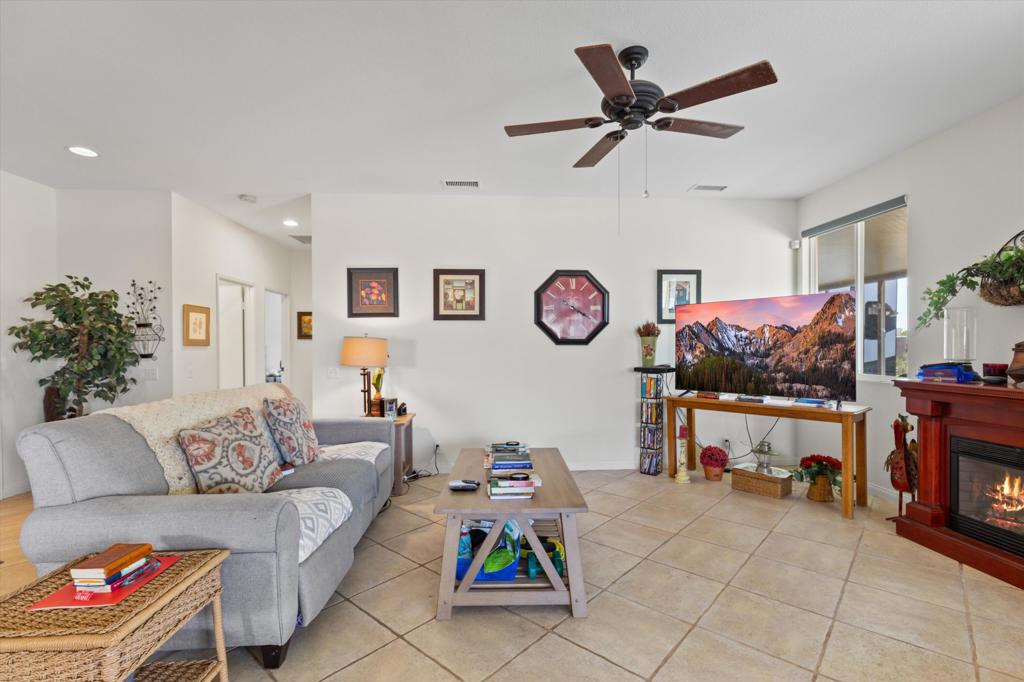 65617 Avenida Cadena