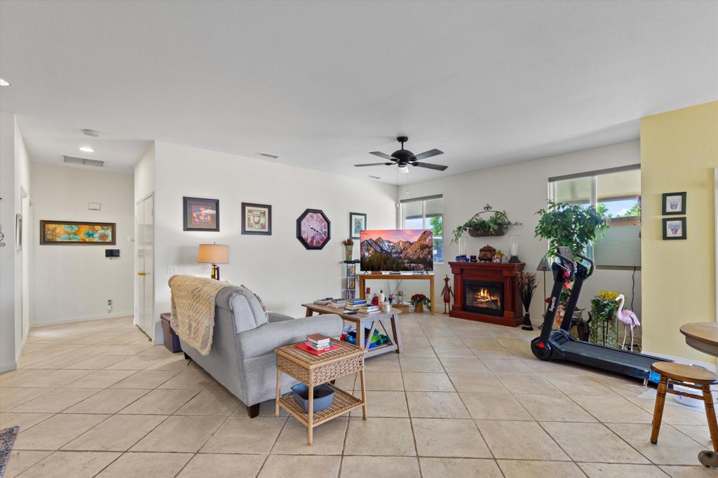 65617 Avenida Cadena