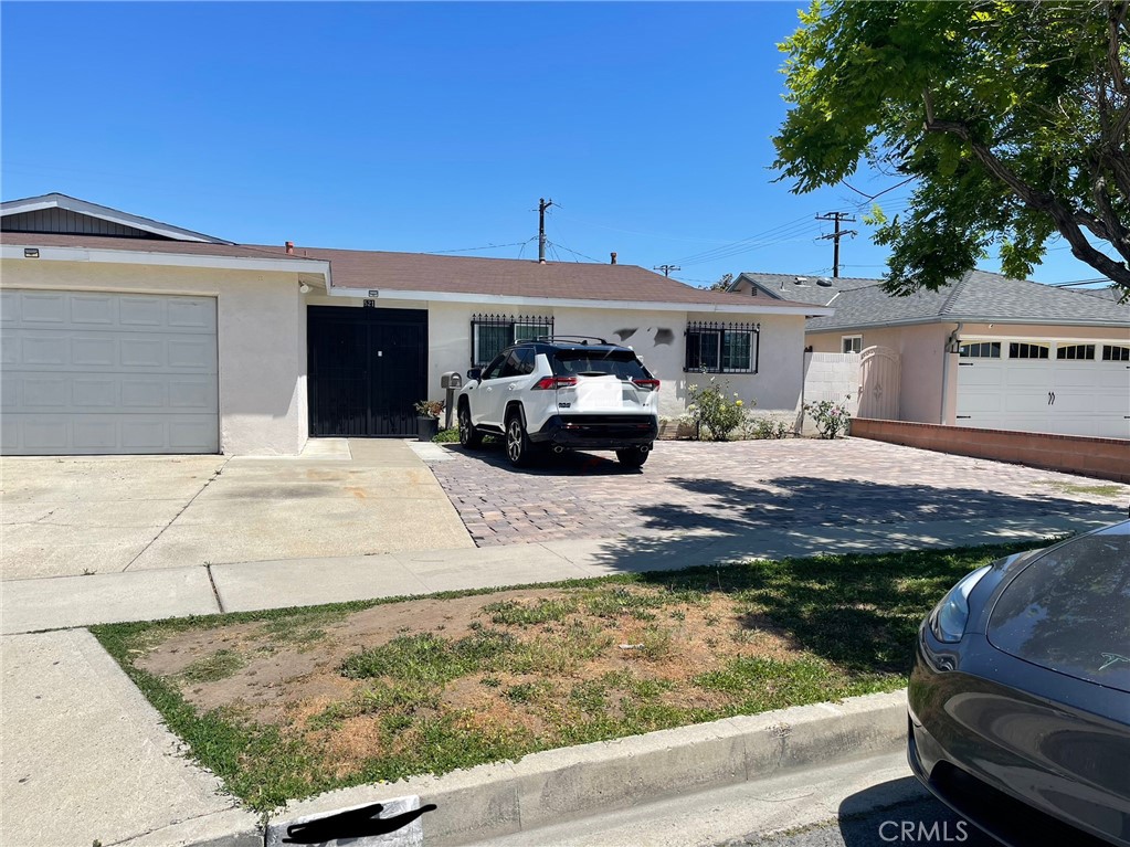Beautiful home with 4 bedrooms and two bathrooms with central AC. . Living is over 1500 SF, , with big lot almost 9000 S.F. , nice front and back yard. Located in a nice location closed to school and shopping center.