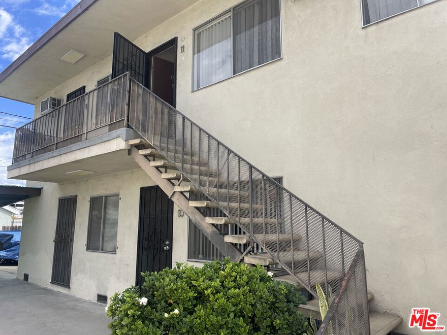 Spacious 1 bedoom, 1-bathroom apartment available for immediate move-in. This unit features high ceilings that create an open and airy feel. Located in a fantastic Virgil Village location, you are just moments from the popular shops and restaurants of Silverlake's Sunset Junction and Los Feliz. Community laundry on-site.